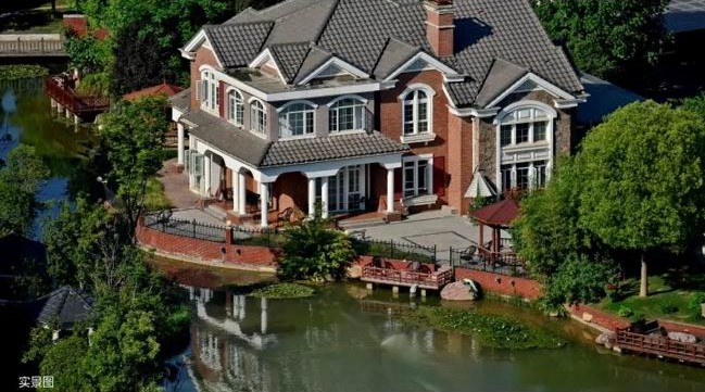 一湖潋天地，，，，，，，一墅悦人生